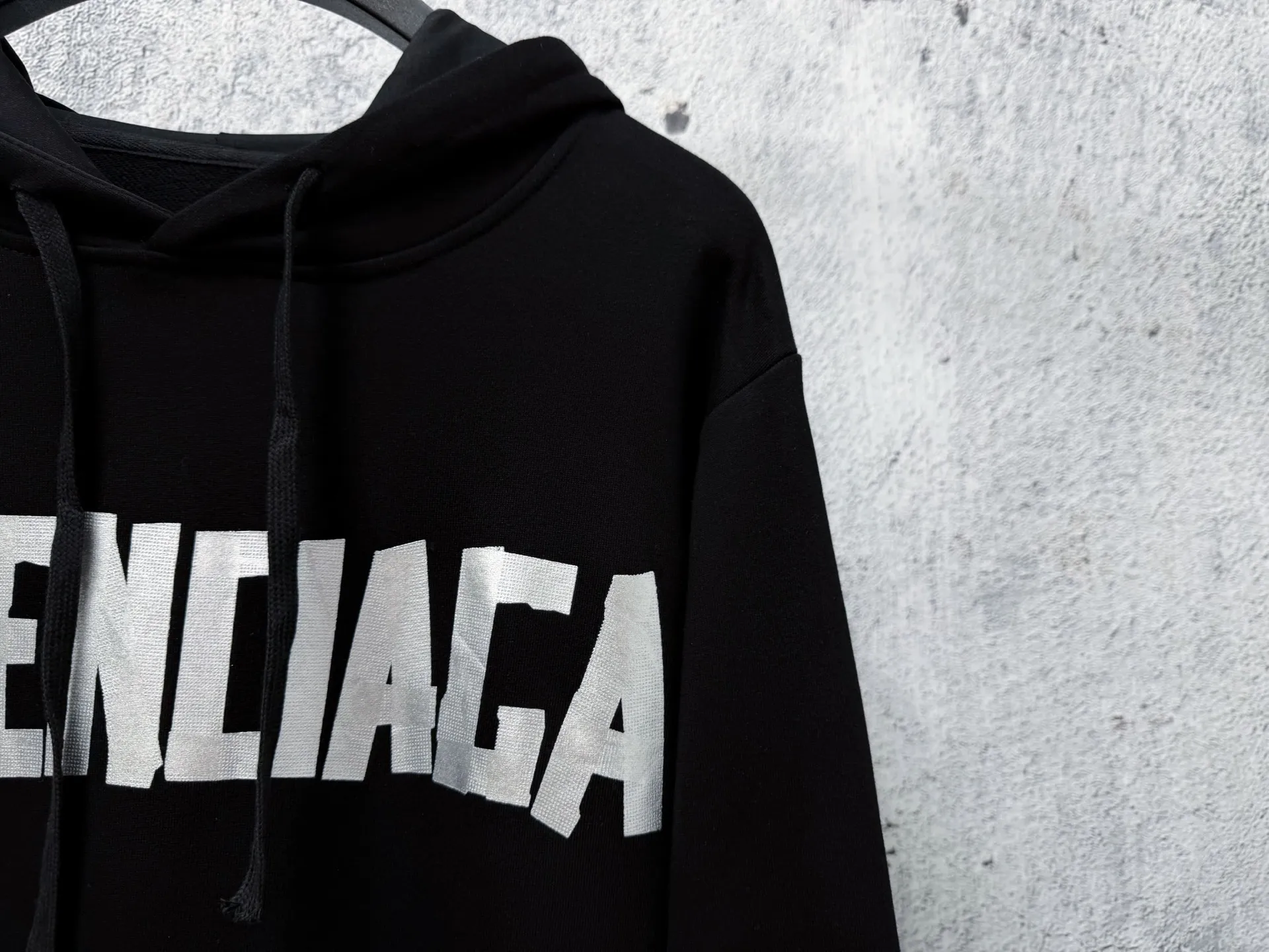【BALENCI*GA】Paris Classic Sweatshirt with Bad Letters. The fabric is made of Paris ZP custom-woven and dyed cotton sweatshirt. The weight is 450 grams. The cloth surface is clean. The cloth pattern is clear. It is soft and comfortable. It has good color fastness and is not easy to color change. The threads are woven and dyed with no color difference. The printing uses imported environmentally friendly rubber paddles, precision stencils, and fine LOGO letters with clear and burr-free edges. The effect is three-dimensional. Restore the brick cabinet. The version adopts the OS loose shoulder version. Same Style Size for men and women: S-XL